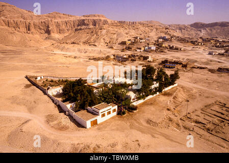 Foto: © Simon Grosset. Antenne Szene aus einem Heißluftballon fliegen über die Landschaft in der Nähe von Luxor, Ägypten. Archiv: Bild von einem ursprünglichen t digitalisiert Stockfoto