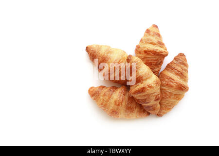 Fünf frisch gebackene leckere knusprige Croissants isoliert auf Weiss. Stockfoto