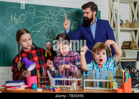 Studium der Atmosphäre. Labor Forschung - Wissenschaftliche Projekt für chemischen Test. Wissenschaft und Bildung. Chemielabor. glückliche Kinder Lehrer. zurück zur Schule. Schule Chemie Labor. Stockfoto