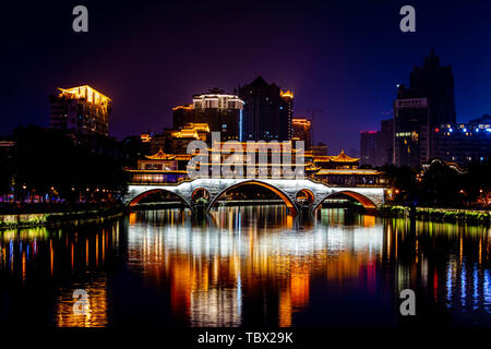 Nacht Blick von der Brücke in den Fluss Fonan Anshun, Chengdu abgedeckt Stockfoto