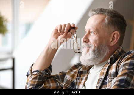 Portrait von Stattlichen älteren Mann zu Hause Stockfoto