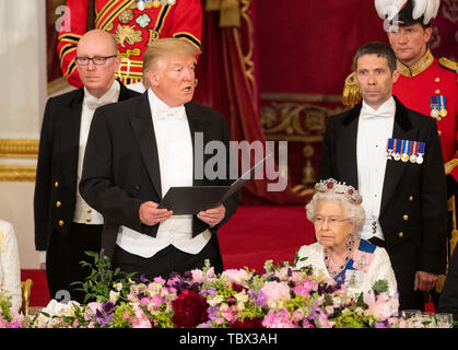 US-Präsident Donald Trump Rede als Königin Elizabeth II hört während der Staat und Veranstaltungsräume im Buckingham Palace, London, an Tag eins von drei Tage den President's Trump Besuch in Großbritannien. Stockfoto
