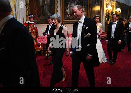Premierminister Theresa May und der Herzog von Cambridge, gefolgt von der Herzogin von Cambridge und United States US-Finanzminister, Steven Mnuchin, wie sie durch den Osten Galerie ankommen, während der Staat und Veranstaltungsräume im Buckingham Palace, London, am ersten Tag der dreitägigen Zustand des US-Präsidenten Besuch in Großbritannien. Stockfoto