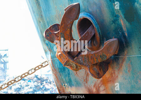 Schiff in Position verankern. Heavy Metal Anker auf der Seite des Schiffes. Stockfoto
