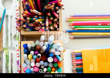 Viele bunte Stifte und Marker in zwei Kisten aus Holz Stockfoto