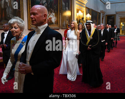 Prinzessin Alexandra, der Frau Abgeordneten Ogilvy und Herr Haag von Richmond, gefolgt von Suzanne Ircha und dem Botschafter von Kuwait kommen durch den Osten Galerie während der Staat und Veranstaltungsräume im Buckingham Palace, London, am ersten Tag der dreitägigen Zustand des US-Präsidenten Besuch in Großbritannien. Stockfoto