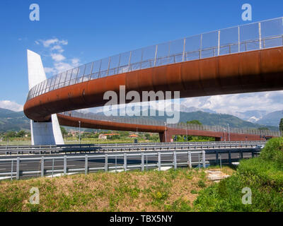 Neue Portus Lunae Fußgängerbrücke Touristen Direkt von der Autobahn zur archäologischen Stätte von Luni, Massa Carrara, Italien. Foto Juni 2019. Stockfoto