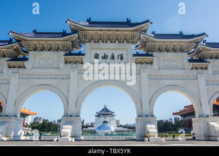 Nacht Blick auf den Präsidentenpalast, 101 Gebäude, Liberty Square in Taipei, Taiwan von Ende November bis Anfang Dezember 2018 Stockfoto