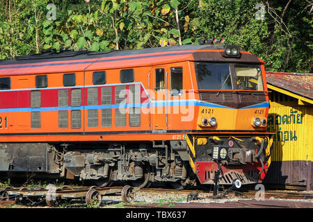 Chiangmai, Thailand - 26. Dezember 2012: Alte Dlesel Alsthom Lokomotive Nr. 4121 am Bahnhof Chiangmai, Thailand. Stockfoto