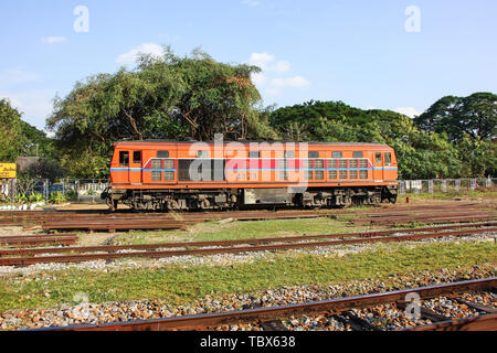 Chiangmai, Thailand - 26. Dezember 2012: Alte Dlesel Alsthom Lokomotive Nr. 4121 am Bahnhof Chiangmai, Thailand. Stockfoto