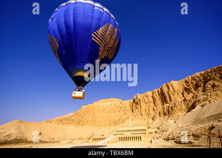 Foto: © Simon Grosset. Ballonfahrten über das Tal der Könige, Luxor, Ägypten. Archiv: Bild von einem ursprünglichen Transparenz digitalisiert. Stockfoto