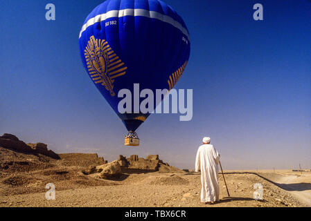 Foto: © Simon Grosset. Ballonfahrten über das Tal der Könige, Luxor, Ägypten. Archiv: Bild von einem ursprünglichen Transparenz digitalisiert. Stockfoto