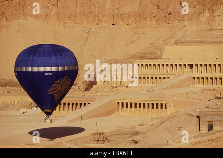 Foto: © Simon Grosset. Ballonfahrten über das Tal der Könige, Luxor, Ägypten. Archiv: Bild von einem ursprünglichen Transparenz digitalisiert. Stockfoto