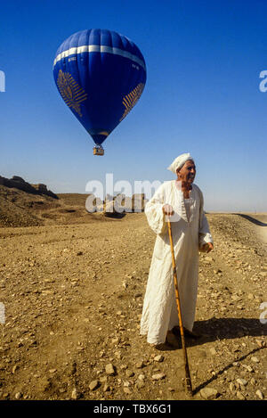 Foto: © Simon Grosset. Ballonfahrten über das Tal der Könige, Luxor, Ägypten. Archiv: Bild von einem ursprünglichen Transparenz digitalisiert. Stockfoto