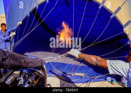 Foto: © Simon Grosset. Ballonfahrten über das Tal der Könige, Luxor, Ägypten. Das Aufblasen der Ballons. Archiv: Bild von einem ursprünglichen digitalisiert Stockfoto