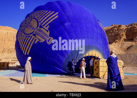 Foto: © Simon Grosset. Ballonfahrten über das Tal der Könige, Luxor, Ägypten. Das Aufblasen der Ballons. Archiv: Bild von einem ursprünglichen digitalisiert Stockfoto