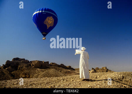 Foto: © Simon Grosset. Ballonfahrten über das Tal der Könige, Luxor, Ägypten. Archiv: Bild von einem ursprünglichen Transparenz digitalisiert. Stockfoto