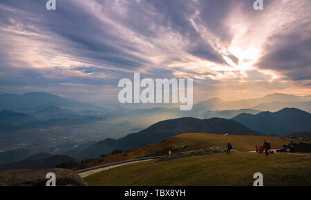 Anji Mountain ist ein hoher Berg in Linhai City, Zhejiang. Dingping als paragliding Sport Basis eingestellt worden. Wir sehen den Sonnenuntergang und Jesus Licht auf dem Gipfel des Berges. Stockfoto