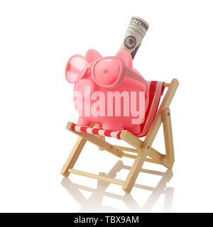 Piggy Bank tragen retro Sonnenbrille isoliert auf weißem Stockfoto