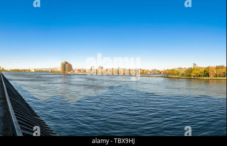 Blick über New York City's East River in Richtung Triborough Bridge und Teile von Roosevelt Island und Queens Stockfoto