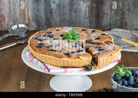 Blueberry und Mandel Torte mit Puderzucker bestäubt Stockfoto
