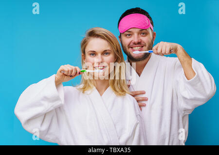 Foto von Frau und Mann mit Augenbinde und Zahnbürsten in den Händen Stockfoto