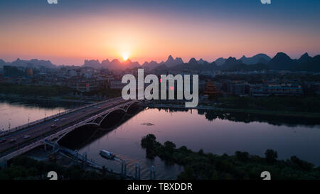 Guilin Jiefang Brücke Fluss Lijiang, zwei Flüsse und vier Seen Sonnenuntergang Stockfoto