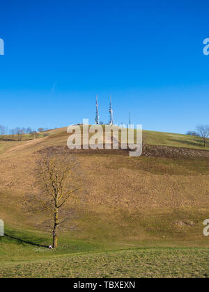 Hügel mit Fernseher Antennen Repeater, Telefon und Wifi. Stockfoto