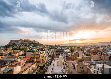 Schönen romantischen Sonnenuntergang Panoramablick auf die Akropolis in Athen, Griechenland Stockfoto