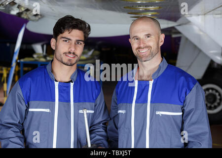 Zwei Mechaniker arbeiten an einem Luftfahrzeug Stockfoto