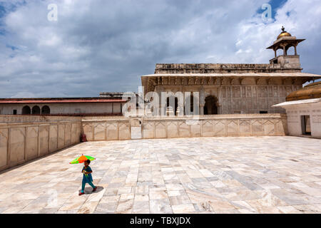 Kleines Mädchen mit Regenschirm in Roshan Ara Pavillon, Agra Fort, Agra, Uttar Pradesh, Nordindien Stockfoto