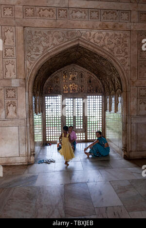 Indien Familie in Roshan Ara Pavillon, Agra Fort, Agra, Uttar Pradesh, Nordindien Stockfoto