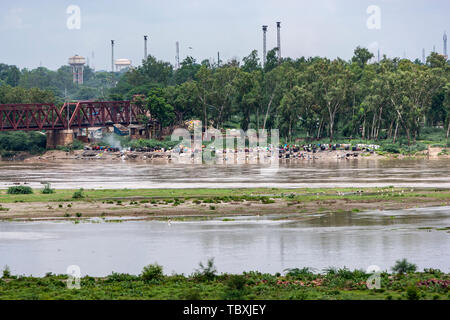 Menschen tun, Wäscheservice, Ambedkar Brücke Yamuna-fluss, Agra, Uttar Pradesh, Indien Stockfoto
