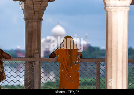 Indien Frau mit orangefarbenen Kopftuch in Agra Fort, das Taj Mahal, Roshan Ara Pavillon, Agra, Uttar Pradesh, Nordindien Stockfoto