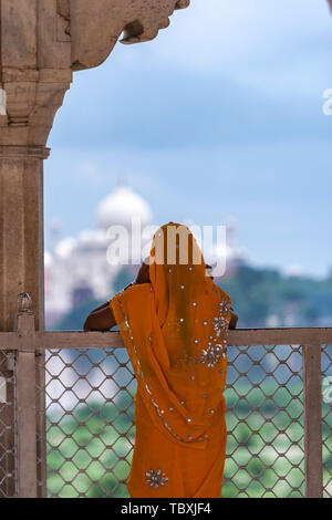 Indien Frau mit orangefarbenen Kopftuch in Agra Fort, das Taj Mahal, Roshan Ara Pavillon, Agra, Uttar Pradesh, Nordindien Stockfoto