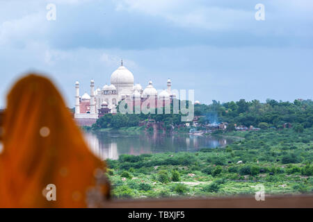 Indien Frau mit orangefarbenen Kopftuch in Agra Fort, das Taj Mahal, Roshan Ara Pavillon, Agra, Uttar Pradesh, Nordindien Stockfoto