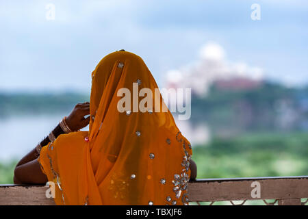 Indien Frau mit orangefarbenen Kopftuch in Agra Fort, das Taj Mahal, Roshan Ara Pavillon, Agra, Uttar Pradesh, Nordindien Stockfoto