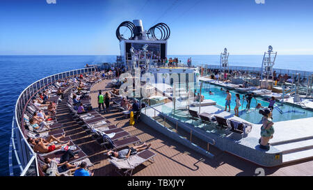 BARCELONA, SPANIEN - 06 November 2018: eine Luftaufnahme eines Kreuzfahrtschiffes Poolbereich mit Menschen in das offene Meer Stockfoto