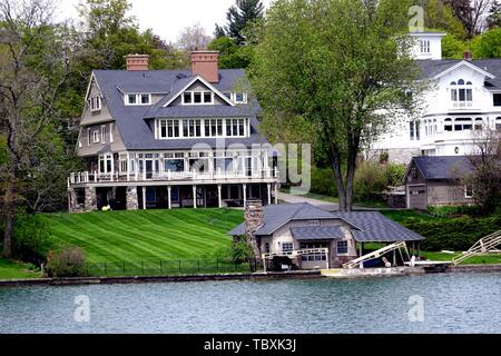 Villen und einem Bootshaus am See Skaneateles, einem der Finger Lakes Stockfoto