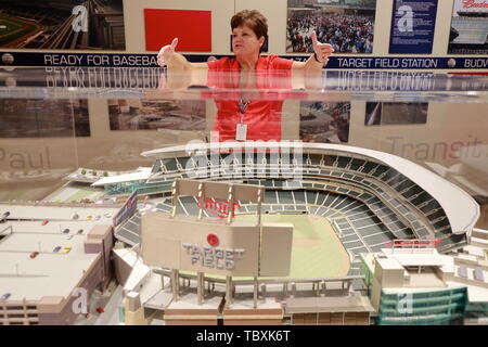 Weibliche guide Einführung in das Zielfeld Baseball Stadium während das Stadion Tour mit einem Modell der Stadium vor. Minneapolis Minnesota. USA. Stockfoto