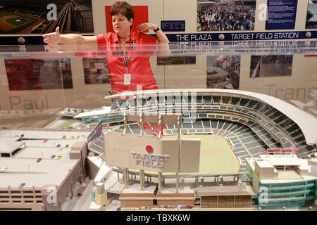 Weibliche guide Einführung in das Zielfeld Baseball Stadium während das Stadion Tour mit einem Modell der Stadium vor. Minneapolis Minnesota. USA. Stockfoto