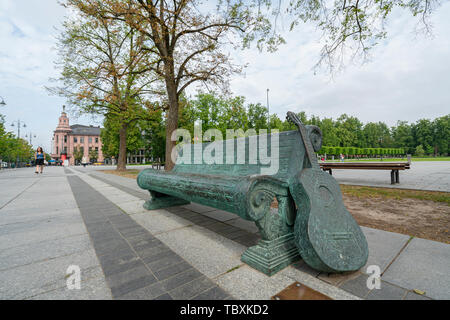 Vilnius, Litauen. Mai 2019. Denkmal einer Bank mit einer Gitarre in Erinnerung an Vytauta. Stockfoto