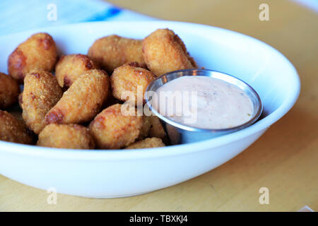 Tater Tots ein Minnesota Spezialität Essen in einem Restaurant serviert.. USA Minnesota Duluth. Stockfoto