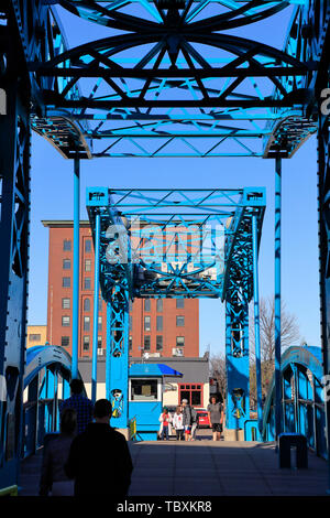 Fußgänger auf Minnesota Slip Brücke aka blaue Brücke.. USA Minnesota Duluth. Stockfoto