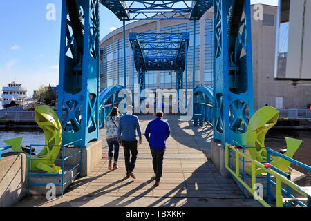 Fußgänger auf Minnesota Slip Brücke aka blaue Brücke.. USA Minnesota Duluth. Stockfoto