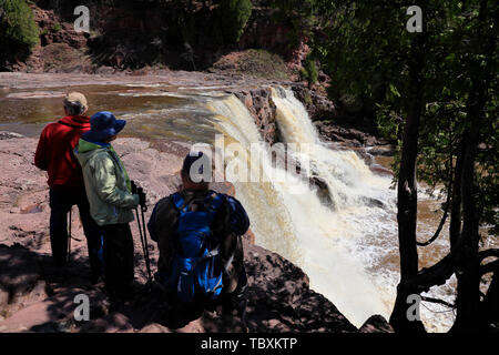 Ältere Besucher am oberen Stachelbeere fällt in Gooseberry Falls State Park. Silver Creek. Nordufer des Lake Superior. Minnesota. USA Stockfoto