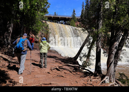 Ältere Besucher am oberen Stachelbeere fällt in Gooseberry Falls State Park. Silver Creek. Nordufer des Lake Superior. Minnesota. USA Stockfoto