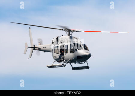 Der Royal Australian Navy (RAN) Bell 429 Helikopter N 49-048 fliegen über den Hafen von Sydney. Stockfoto