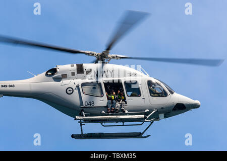 Der Royal Australian Navy (RAN) Bell 429 Helikopter N 49-048 fliegen über den Hafen von Sydney. Stockfoto