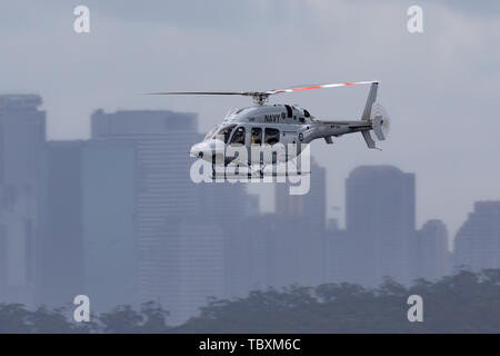 Der Royal Australian Navy (RAN) Bell 429 Helikopter N 49-048 fliegen über den Hafen von Sydney. Stockfoto